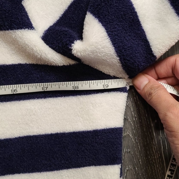 HARRY POTTER HOGWARTS Love to Lounge Fuzzy Sweater size 6-8 - Picture 4 of 6